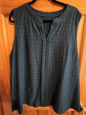 Sleeveless Textured Women's Top